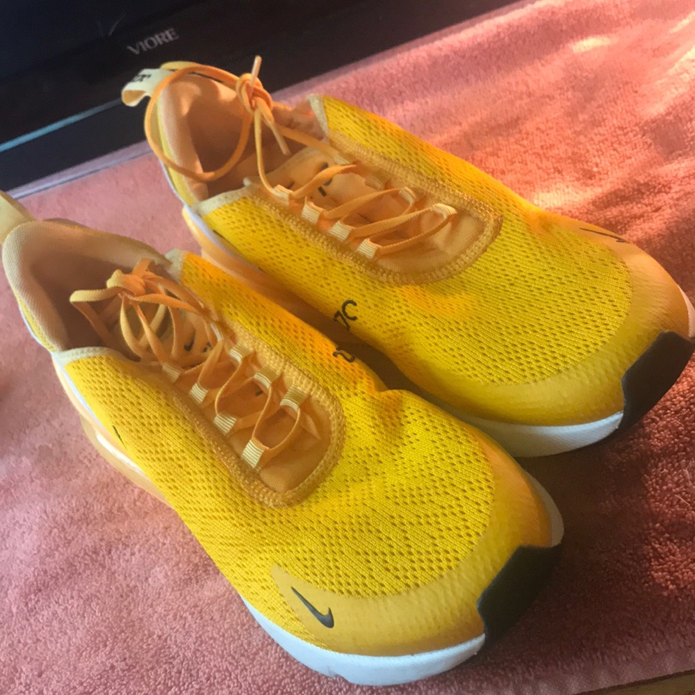 Size 10 yellow women Nike’s